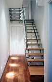 Treppenhaus mit schlichter moderner Treppe aus Holz und Edelstahl