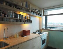Eine Küche mit offenen Regalen und mit Fenster