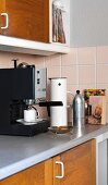 Eine Espressomaschine in einer Küche