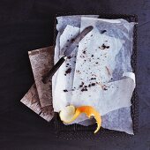 Backpapier mit Kuchenresten und Orangenschale
