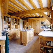 Rustikaler Raum mit Einbauküche im Landhausstil