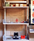 Systemregal aus Aluminium mit einzeln dekorierten Gegenständen und Playmobil-Figuren