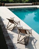 Sonnenbad am Pool - Holzliegestühle mit Beistellhockern