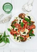 Tomaten-Mozzarella-Salat mit Basilikum