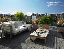 Frühstücken auf Dachterrasse unter blauem Himmel