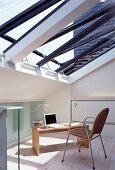 Modernes Home Office unter schrägem Glasdach