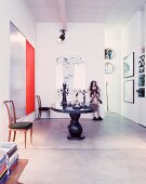 Moderne Bilder und Kunstobjekte um Tisch im Vorraum