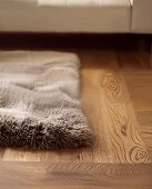 Teppichvorleger aus Fell auf Parkettboden