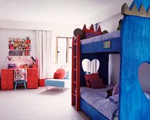 Stockbett mit blau bemaltem Holzgestell im Kinderzimmer
