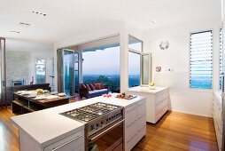 Küchenblock mit Gasherd in einem offenen Wohnraum