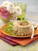Timbale of noodles with ham and cheese