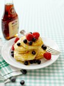 Pancakes mit Ahornsirup und frischen Beeren