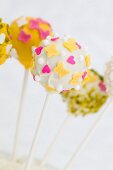 Cake Pops mit Frühlingsdeko (Herzen, Schmetterlinge)