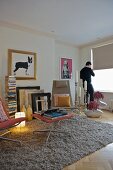 Hocker im Fiftiesstil auf Flokatiteppich im modernen Wohnzimmer