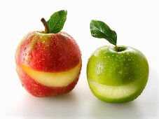 Ein roter & ein grüner Apfel mit herausgeschnittenen Schnitzen