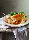 Chicken breast with onion sauce and mashed potatoes (England)