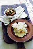 Caponata (Gemüsegericht, Sizilien) und Lavash (Fladenbrot, Armenien)