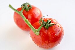 Zwei gewaschene Tomaten mit Wassertropfen