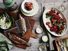 Geräucherte gefüllte Forelle und geräucherte Tomaten