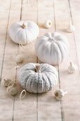 Dekoration für Halloween: weiße Kürbisse und Knoblauch