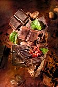 Halbe Kakaofrucht mit Schokoladenstücken, Minzblättchen und Schokoröllchen gefüllt