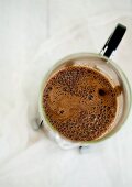 Kaffee in einem Kaffeebereiter