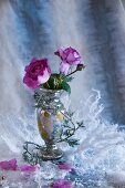 Violette Rosen in antiker Vase