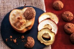 Gefüllter Bratapfel mit Amaretti und Marzipan