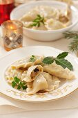 Pierogi mit Sauerkraut und Pilzen