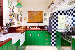 Retro Küche mit Holzarbeitsplatte und grün lackierten Unterschränken