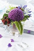 Sommerlicher Blumenstrauss mit Zierlauch und Brombeeren