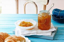 Marmelade aus Zitrusfrüchten und Croissant