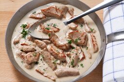 Zürcher Geschnetzeltes (Swiss dish from Zurich consisting of chopped veal, mushrooms and cream)