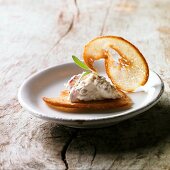 Geröstete Brotscheiben mit würzigem Frischkäsedip