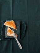 Toast mit Marmelade aus Bitterorangen