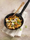 Fried potato and asparagus with Roquefort