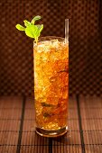 Mint Julep im Glas mit Strohhalm