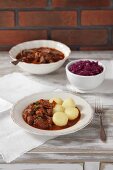 Salzburger Bierfleisch (Rinderragout mit Bier) mit Kartoffelklössen und Rotkohl