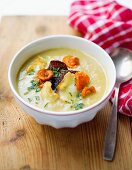 Pea soup with vegetable chips