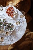 Austern, Räucherlachs-Ricotta-Röllchen und Sekt (weihnachtlich)