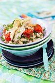 Fischfilet auf Bohnensalat mit Petersilie und Tomaten