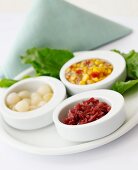 Rotkohlsalat, Silberzwiebeln & Mais-Paprika-Salat in Schälchen