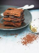 Schokoladen-Mille-feuilles mit Kakaopulver
