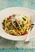 Taglierini mit Erbsen, getrockneten Tomaten und Parmesan