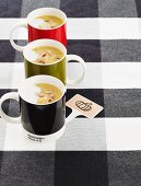 Kürbis-Knollensellerie-Suppe mit Kürbiskernen