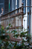 Rostiges Balkongeländer in traditionellem Stil vor Wohnhaus