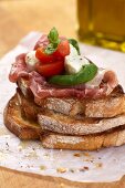 Brot mit Prosciutto, Tomaten, Mozzarella und Basilikum