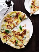 Pizza gorgonzola e pancetta (gorgonzola and bacon pizza)