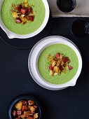 Erbsen-Sherry-Suppe mit Chorizoöl und Croûtons