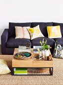 Sitzecke in Wohnzimmer mit Sofa, Sisalteppich & Couchtisch